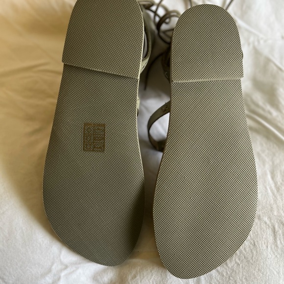 🌸🌸NWT Free People Vacation Wrap Sandals in a gorgeous olive green - Picture 8 of 10
